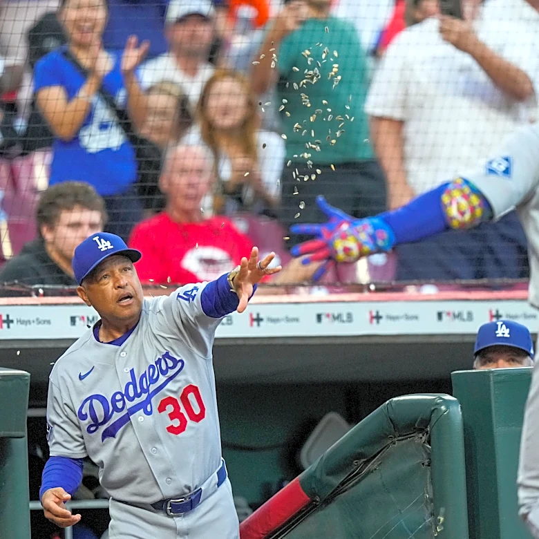 Dodgers clinch 14th straight playoff berth with win over Reds