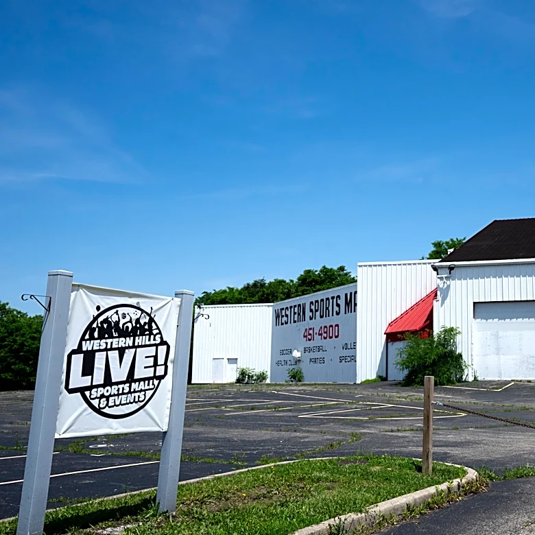 Council moves to turn vacant sports mall on West Side into apartments