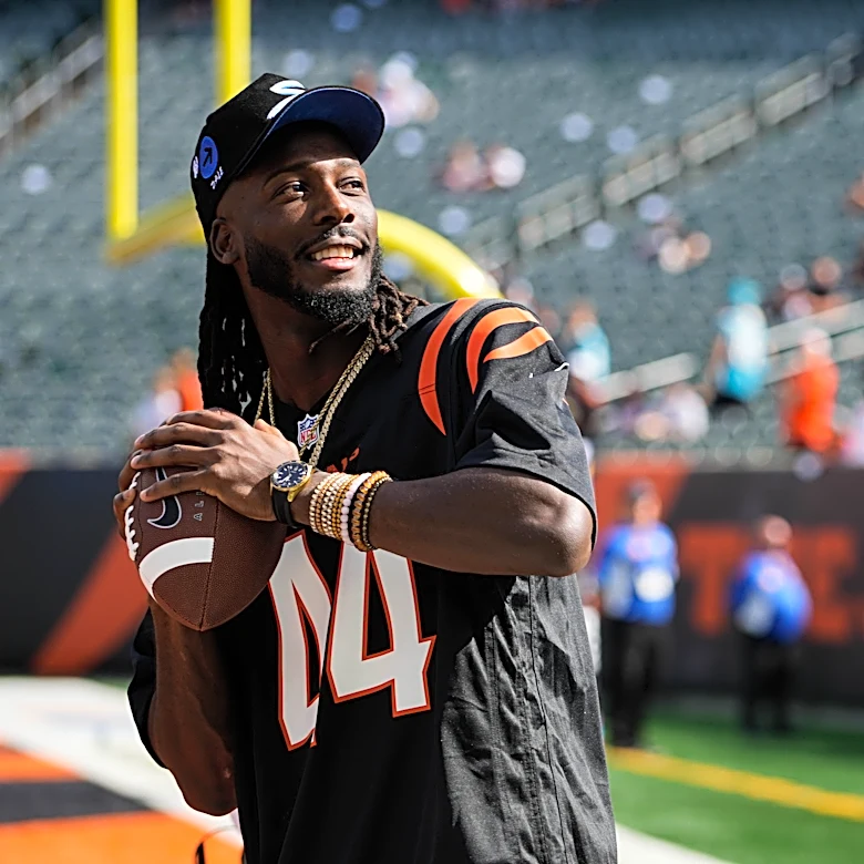 Watch: Elly De La Cruz plays catch with fans before Bengals-Jaguars