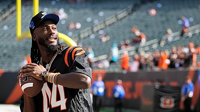 Watch: Elly De La Cruz plays catch with fans before Bengals-Jaguars