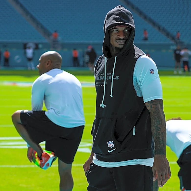 Ja'Marr Chase, Tee Higgins stretch before Bengals-Dolphins
