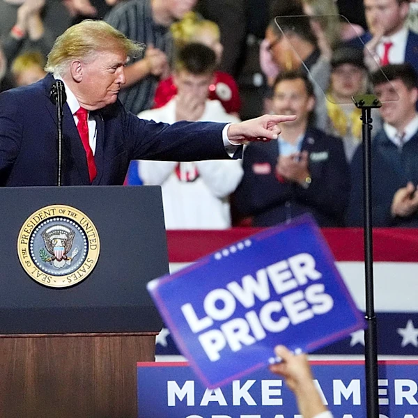 Trump calls out hecklers during Ohio rally with Ramswamy, Husted