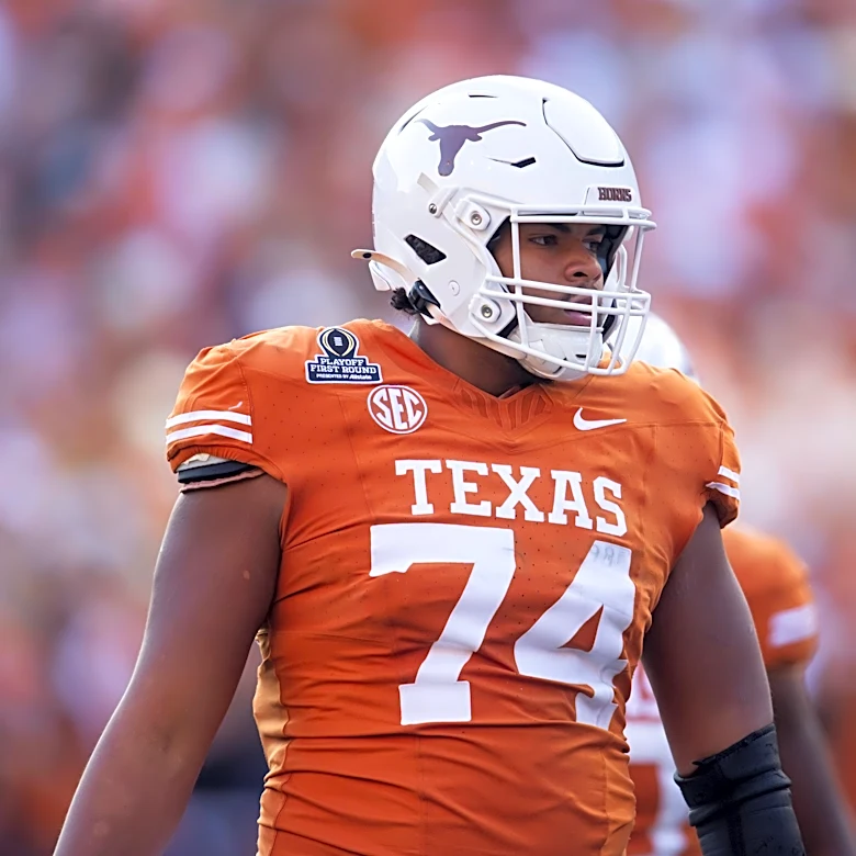 Star Texas offensive lineman suffers knee injury in fall camp