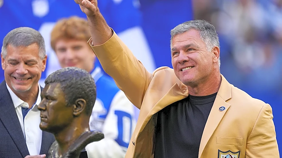 Former Colts K Adam Vinatieri inducted into Ring of Honor v. Titans