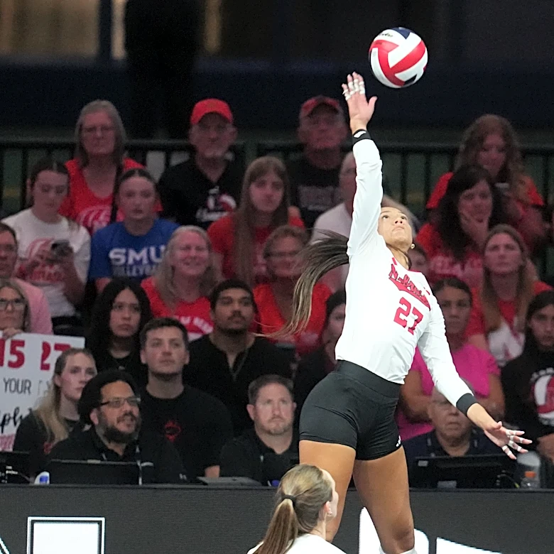 Social media reacts to Tom Brady visiting with Nebraska volleyball