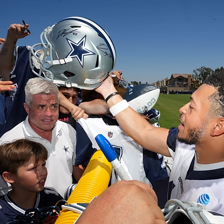 Texans sign former Cowboys feel-good story, hope to unlock college version