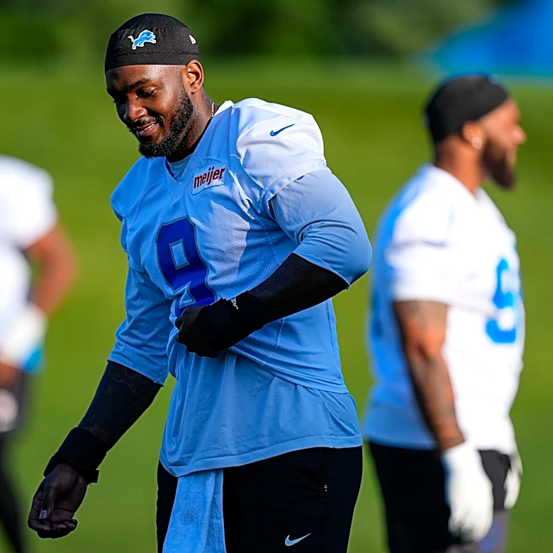 Lions DE Derrick Moore leaves practice with injury, Alim McNeill returns