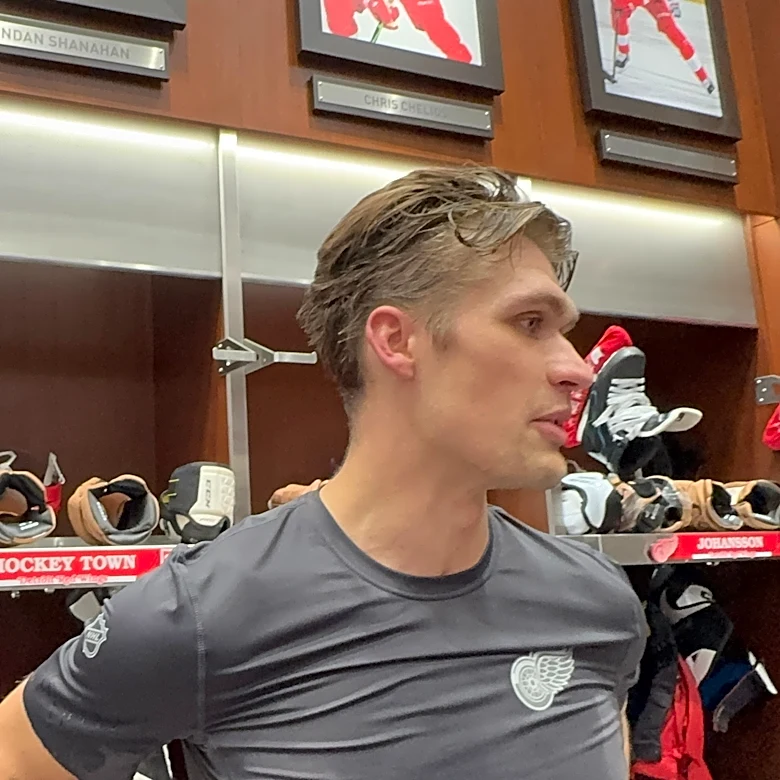Detroit Red Wings teammates back RFA Simon Edvinsson, still unsigned
