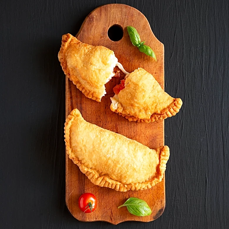 What are the Key Differences Between Calzone and Panzerotti