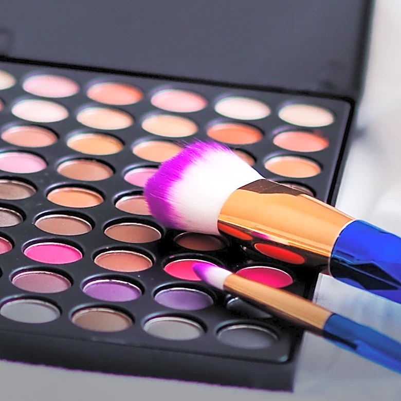 The Evolution of Eye Shadow in Beauty and Fashion