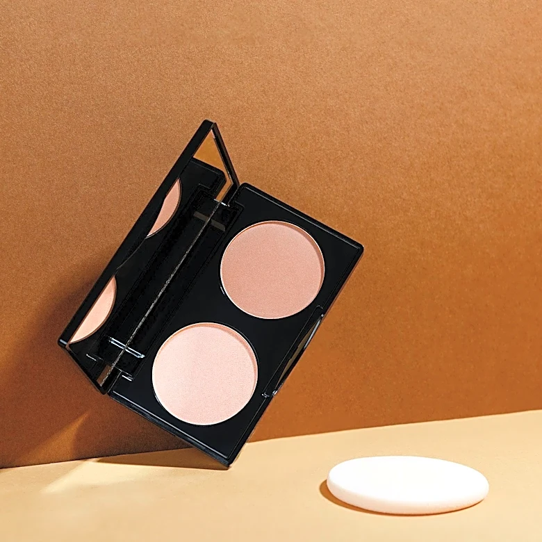 How Translucent Powder Controls Shine and Prevents Creasing