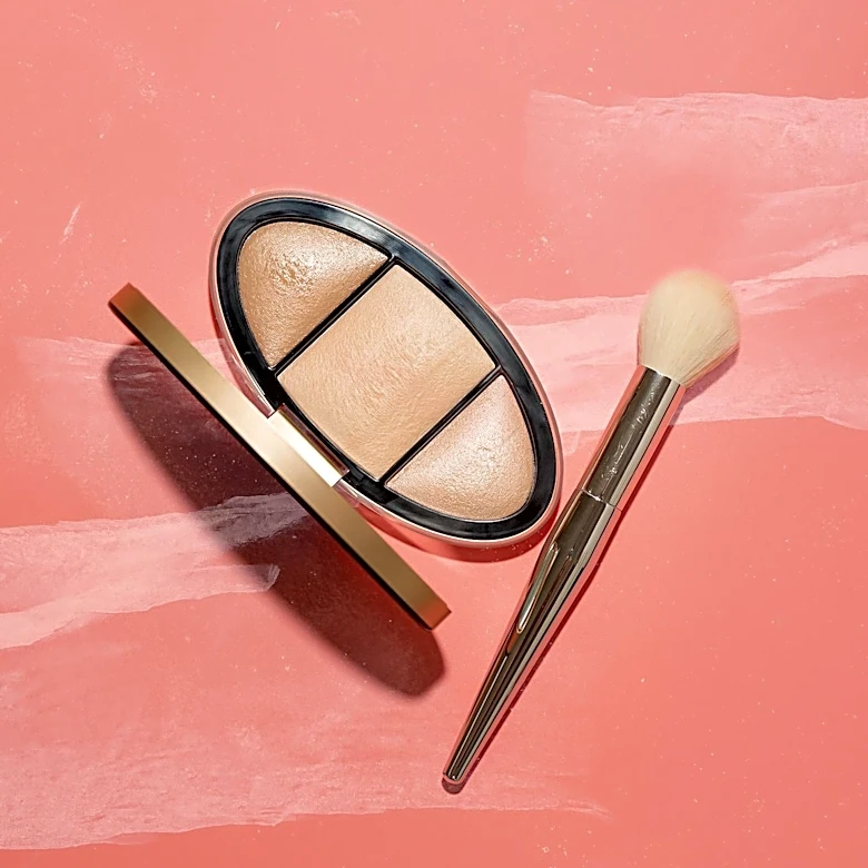 How Highlighter Creates a Brighter, More Sculpted Makeup Look