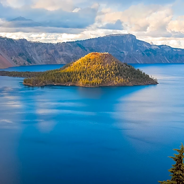 What makes Oregon's Crater Lake a Volcanic Wonder