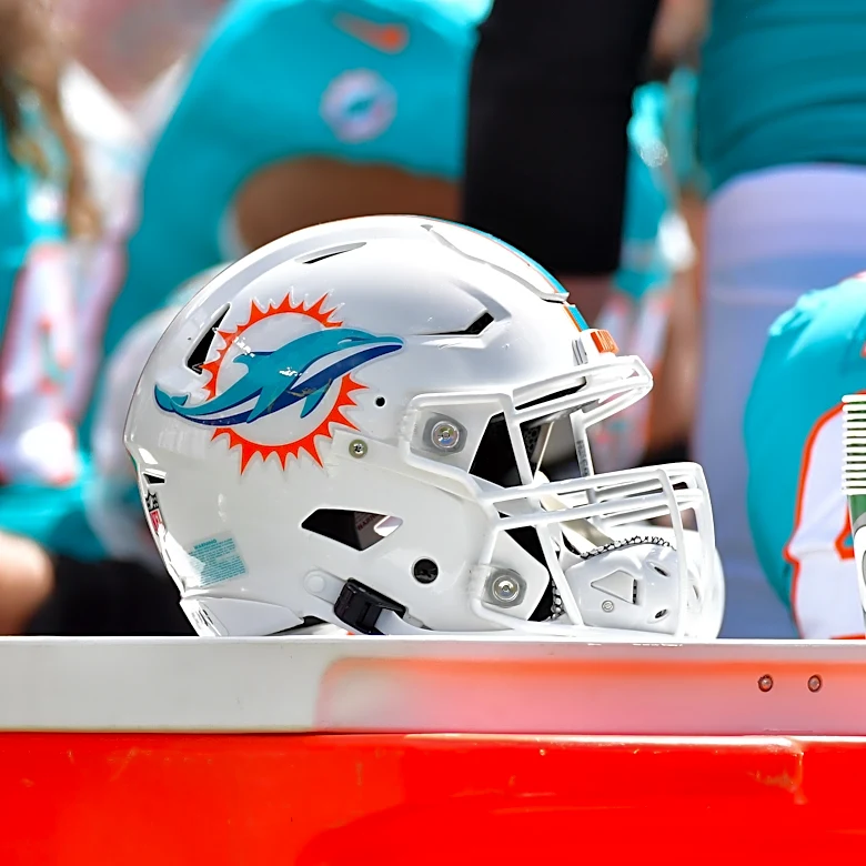Dolphins lose veteran lineman for the season, sign pair of free agents