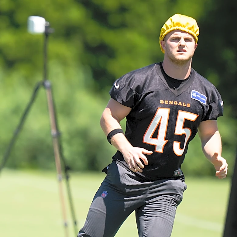 Dolphins sign 26-year-old LB back to their practice squad
