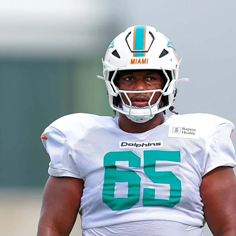 Dolphins bring back DL-turned-OL on their practice squad