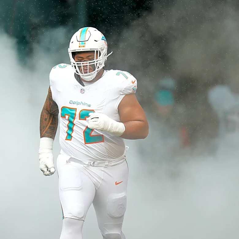 Dolphins starting lineman leaves vs. Bengals due to injury