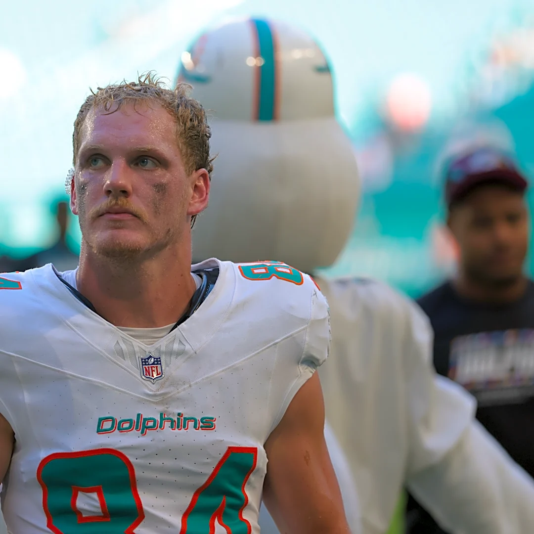 Recently released Dolphins WR signs with division rival