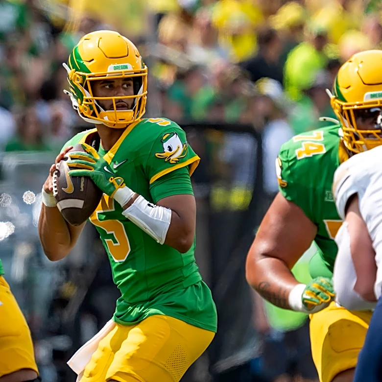 Dante Moore falls behind Arch Manning in The Athletic's 2027 QB ranks