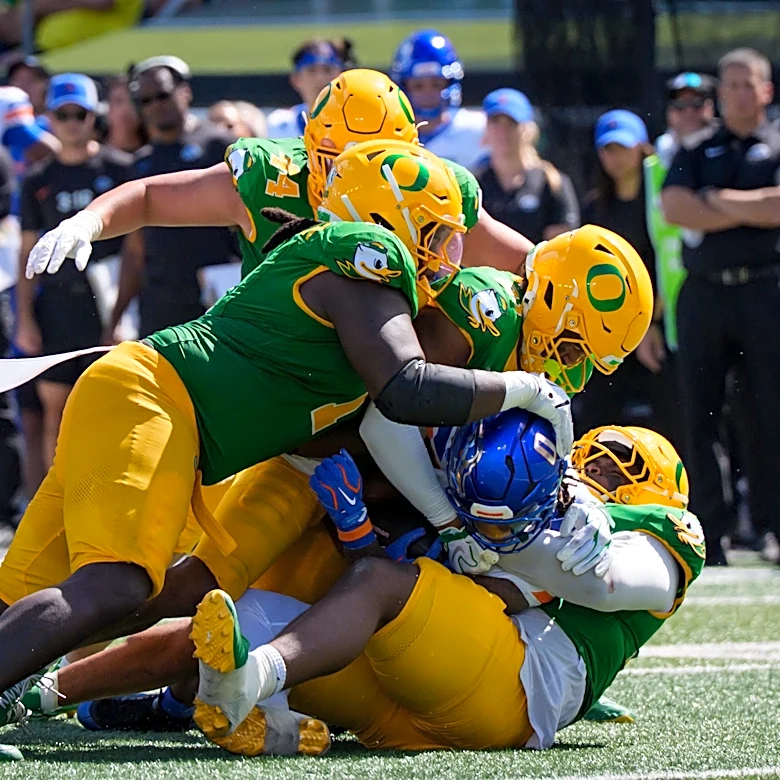 Oregon's pass rush thrives, run defense stumbles in Week 1 victory