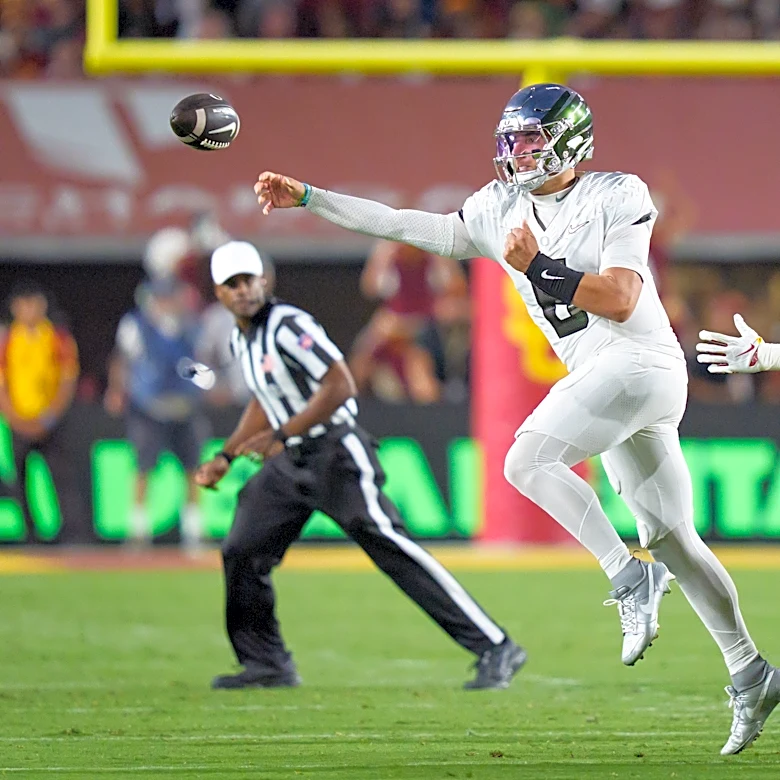 Dylan Raiola's calm leadership easing Oregon's transition at QB
