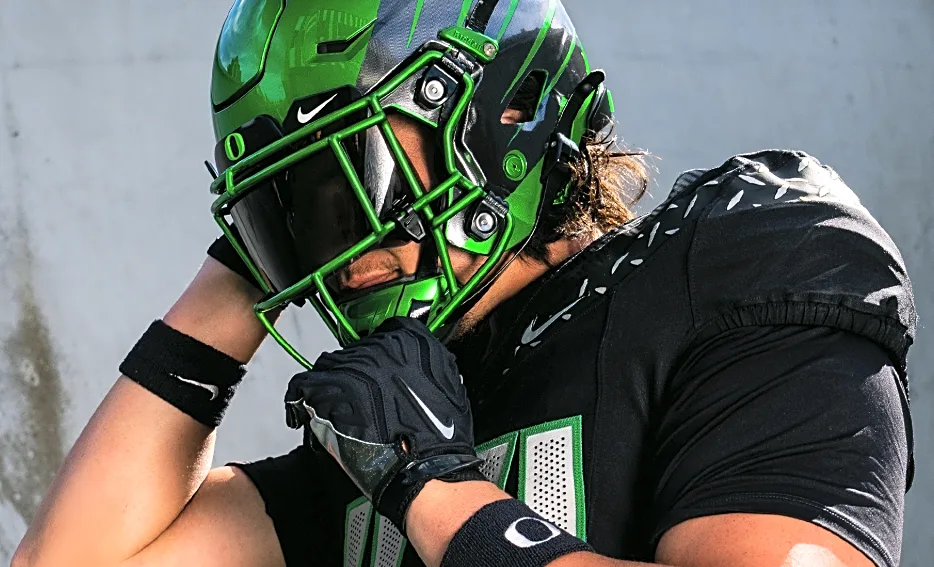 Oregon Ducks unveil uniforms for Nebraska showdown