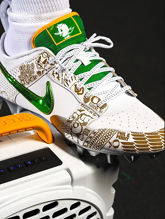Oregon Ducks unveil uniforms for Week 8 game vs. Illinois