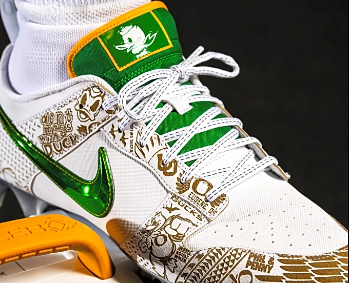 Oregon Ducks unveil uniforms for Week 8 game vs. Illinois