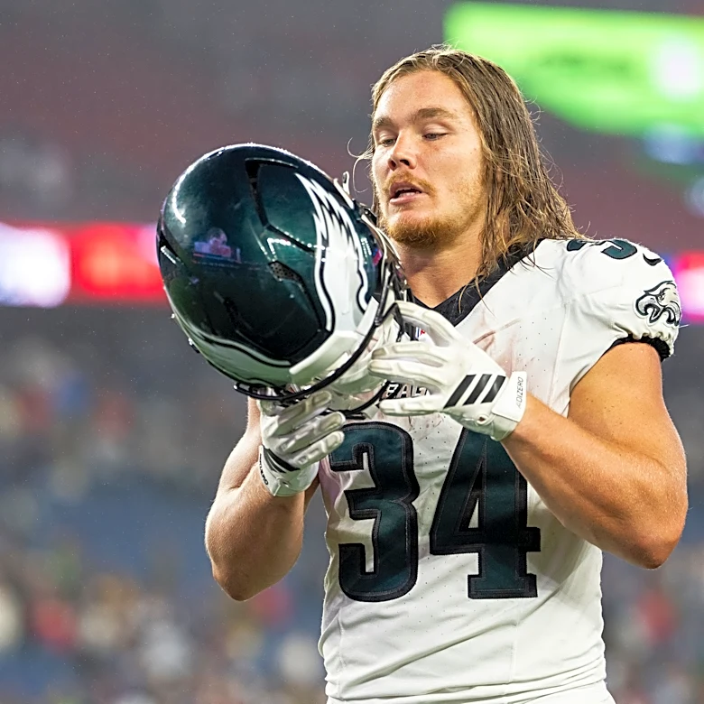 Eagles reward versatility as roster decisions approach