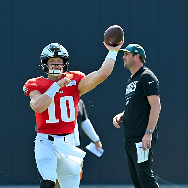 Eagles keep four quarterbacks on initial 53-man roster