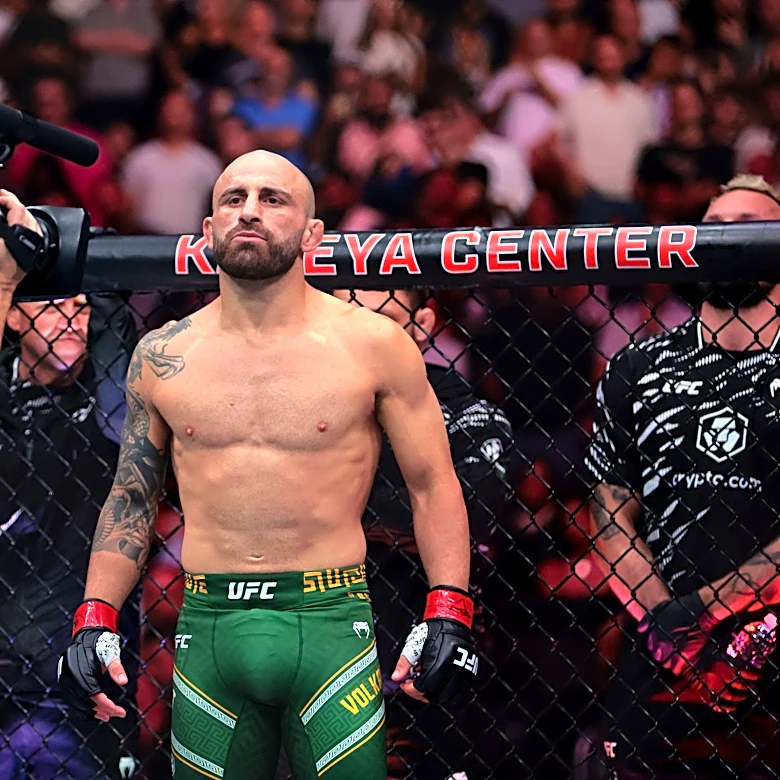 Alexander Volkanovski forces Jordan Mailata to tap out in seconds
