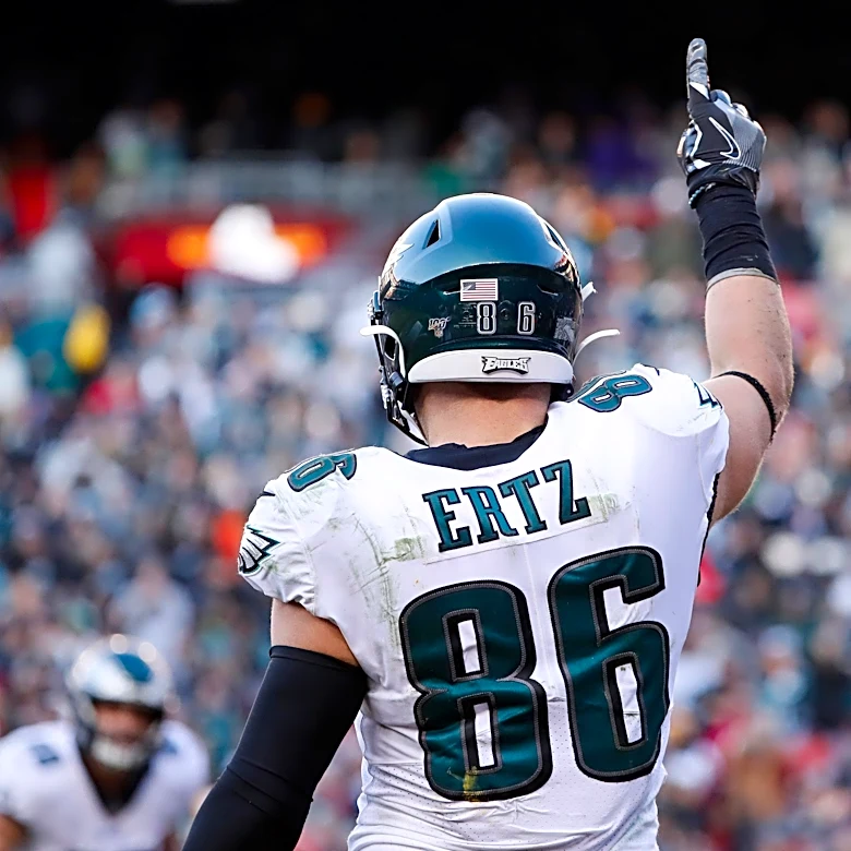 Zach Ertz shares a tearful moment with family before Eagles-Bears kickoff