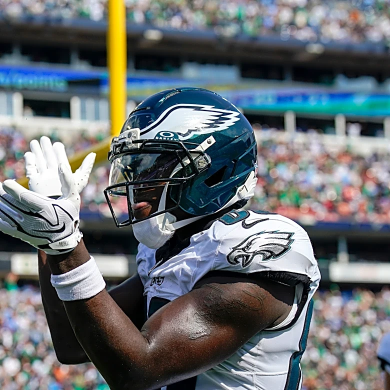 Darius Cooper mosses Quentin Lake for Eagles touchdown against Rams