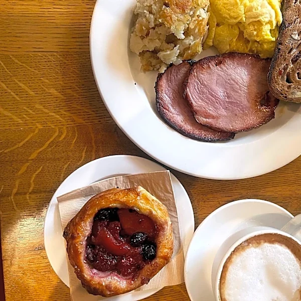 This Cozy Cambridge Classic Is One of the Best Breakfasts in Town