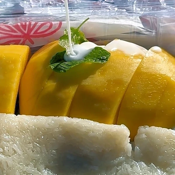 Los Angeles Can’t Get Enough of This Mango Sticky Rice Stand