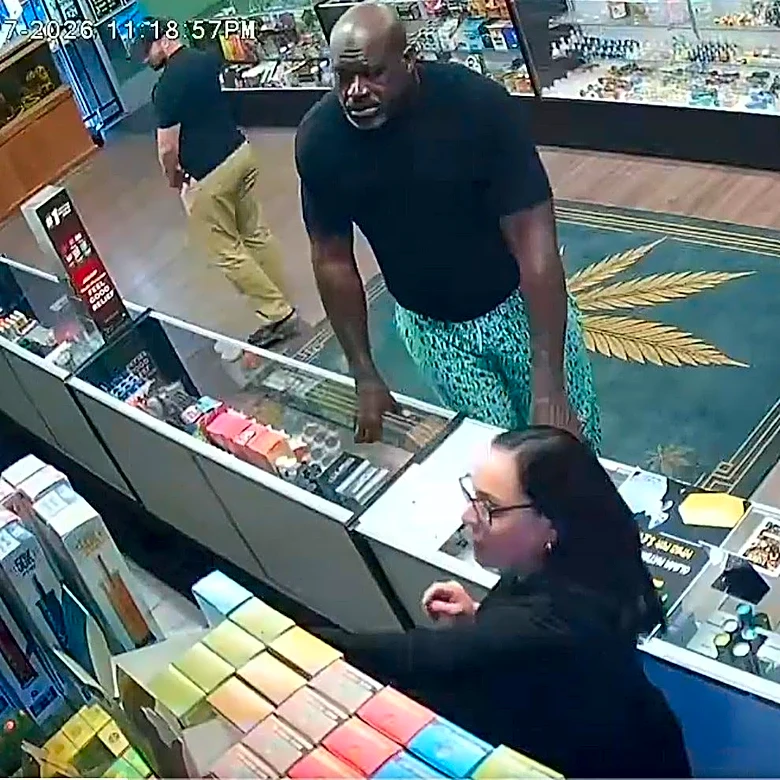 Tall order! Shaq surprises El Paso vape shop staff after DJ set