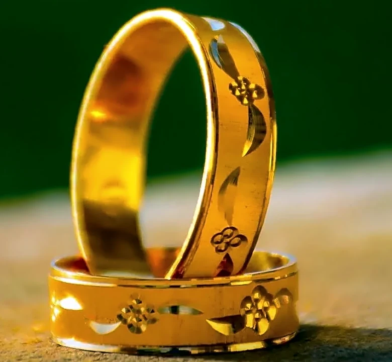 Engraved vs. Photo Gifts: Which Wedding Keepsake Feels More Personal?