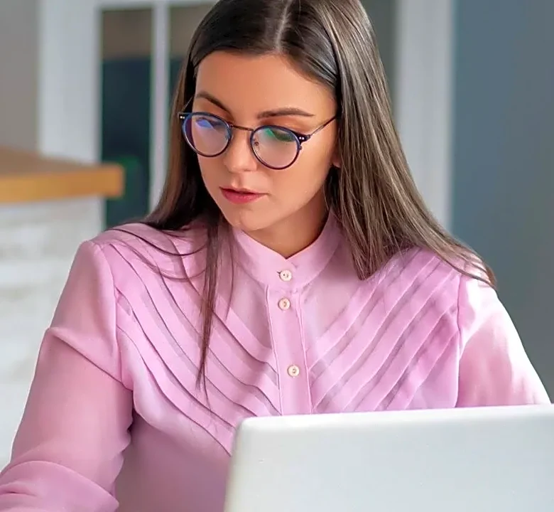 Freelance Gigs vs. Remote Part-Time Jobs: Which Fits Teens Better?