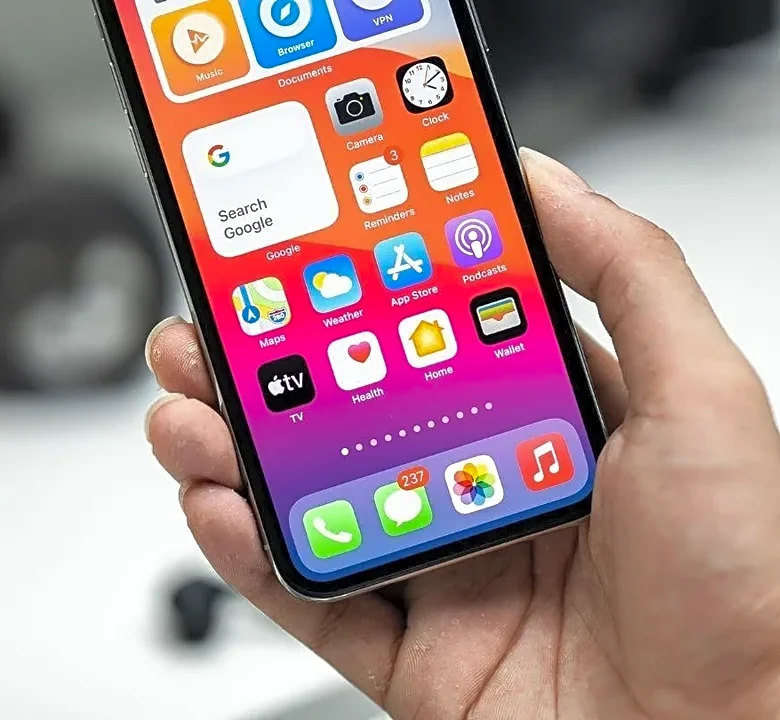 Google Pixel 11 vs. iPhone: The AI Phone Battle Behind the Upgrade Decision