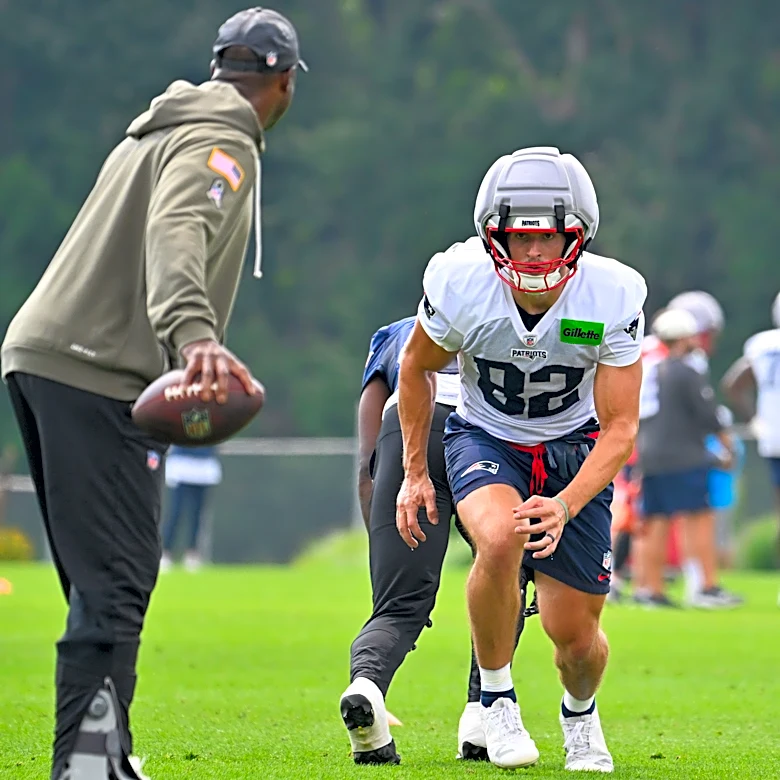 Former Irish TE Eli Raridon emerging early standout in Patriots Camp