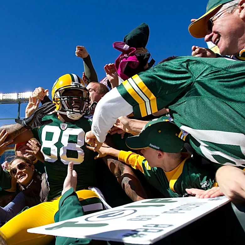Notre Dame players learn the ‘Lambeau Leap’ from Jermichael Finley