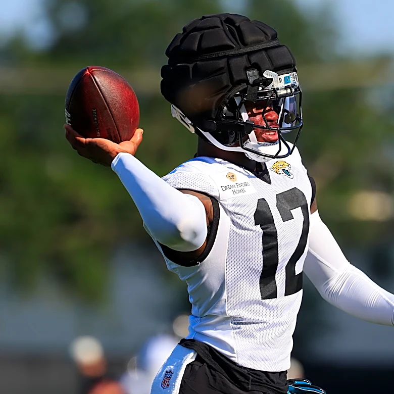 Travis Hunter spends entire day on defense as Jaguars have light practice
