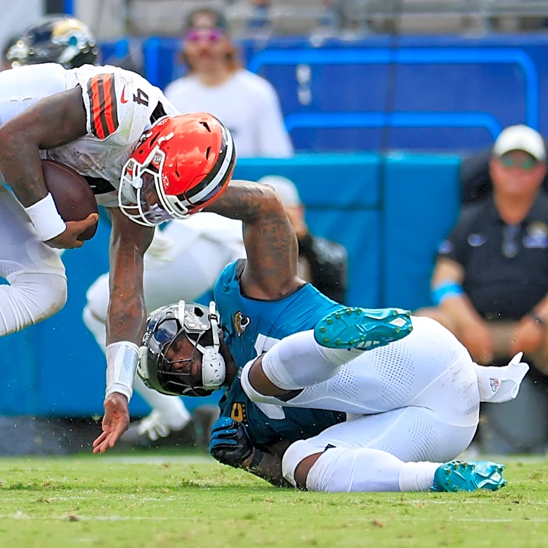 Jaguars defense, Foye Oluokun, set the early tone vs Browns with turnover