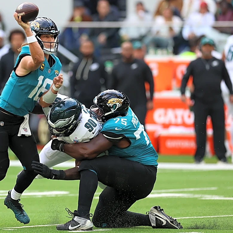 Trevor Lawrence navigates chaos, Eagles crowd in Jaguars' 19-17 win