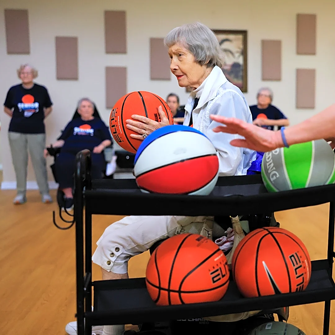 Former Harlem Globetrotter starts basketball team at senior community