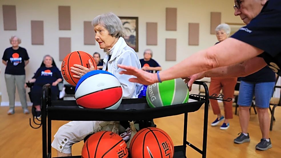Former Harlem Globetrotter starts basketball team at senior community