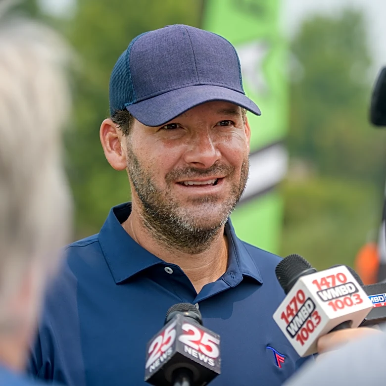 How CBS could replace Tony Romo with a Fox broadcasting superstar