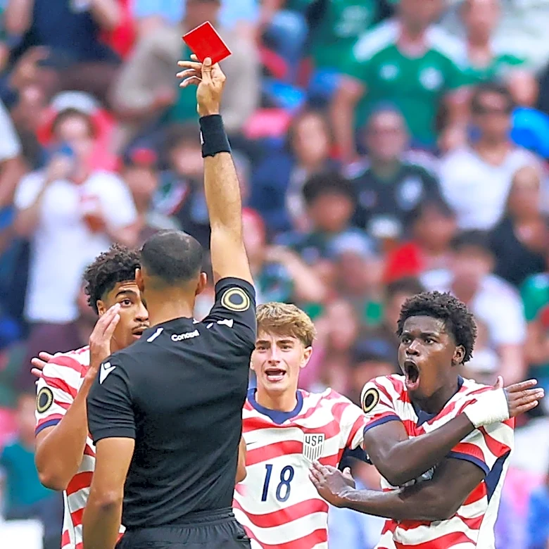 USMNT U-20 player received a crucial red card despite no contact with Mexico player