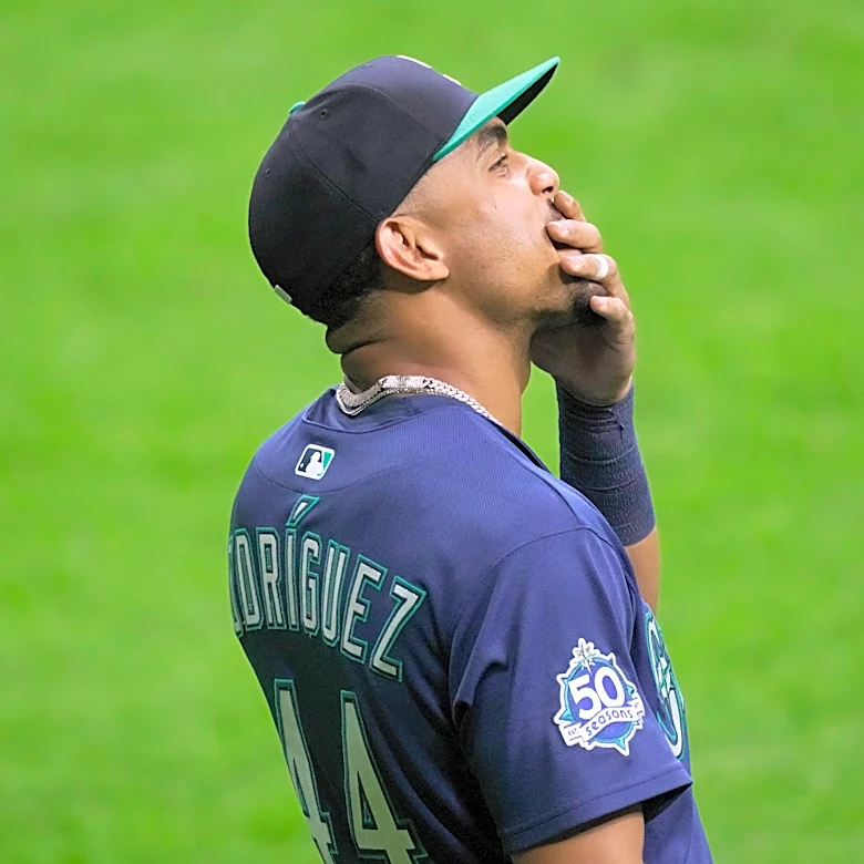 Julio Rodriguez makes brutal error in historically bad Mariners loss