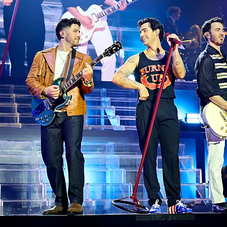 The Jonas Brothers offered a Knicks-themed shirt at their MSG concerts